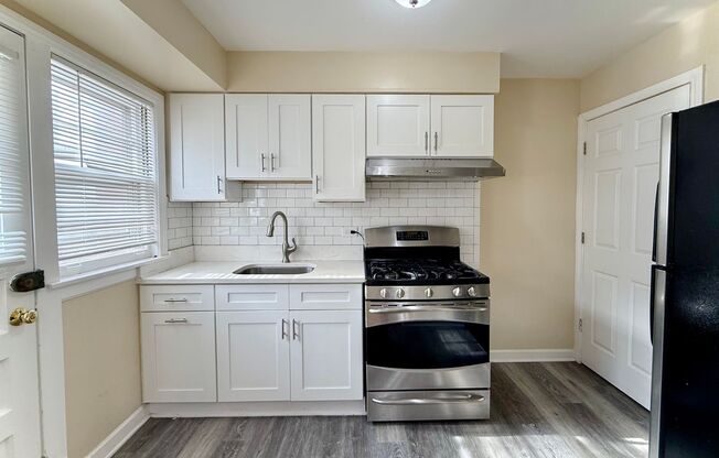 HOME SWEET HOME! 2 Bed / 1 Bath Townhome Available in Oak Park!
