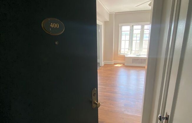 1 bed, 1 bath, 600 sqft, $1,080, Unit 400