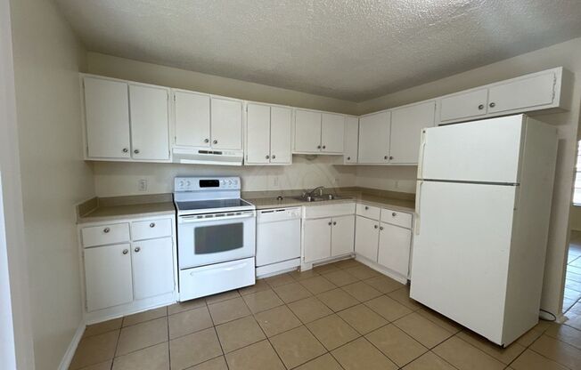 2 beds, 1 bath, $825, Unit 1906 Cedarhill Unit A