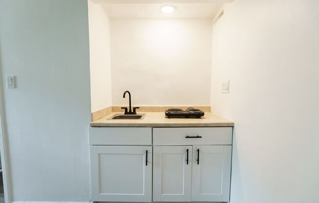 Studio, 1 bath, 325 sqft, $1,998, Unit 06