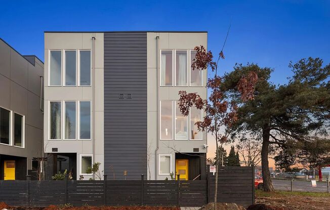 3 Bed 2 Bathroom White Center Townhouse