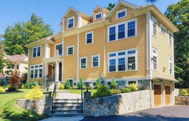 62 COUNTRY CLUB LN