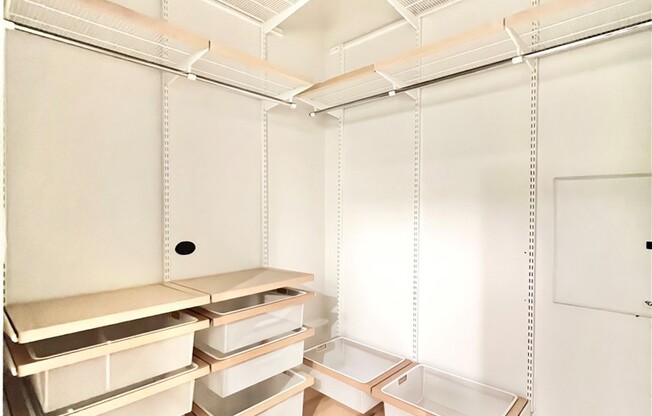 1 bed, 1 bath, 800 sqft, $2,700