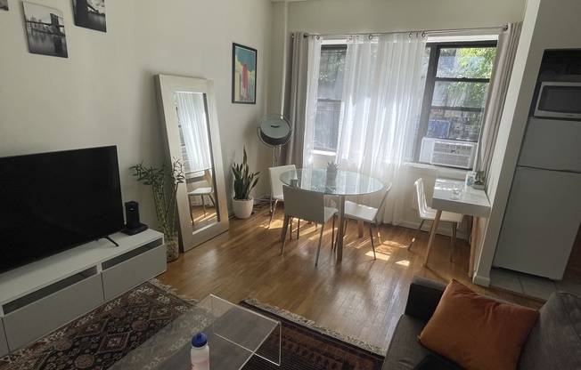 301 E 49 ST