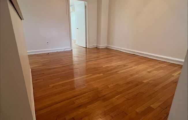 Bright One-Bedroom Apartment with Modern Fixtures - Move In Promo