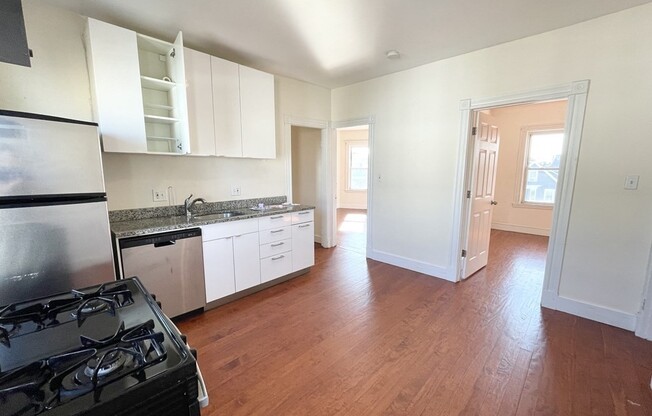 3 beds, 1 bath, $3,200, Unit 3