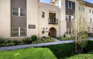 Updated and Refreshing 2BD/2.5BA Condo in Prime San Jose Location!