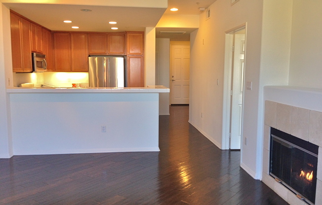 GORGEOUS TOP FLR CONDO BY CENTRAL PARK w/LAUNDRY+PATIO+2 CAR Parking