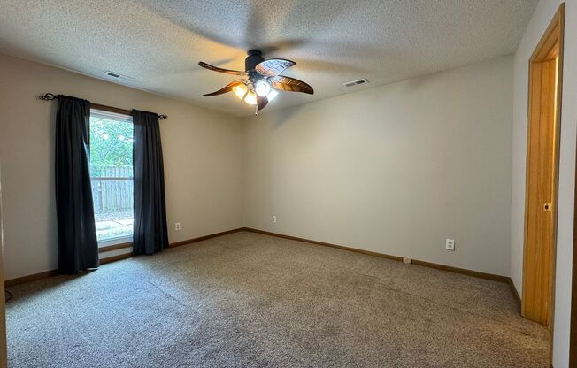 3 beds, 2 baths, $1,400