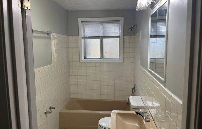 1 bed, 1 bath, $895, Unit C