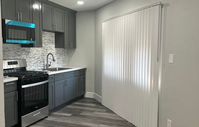 2 beds, 1 bath, 700 sqft, $2,100, Unit 1