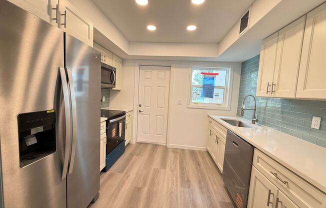 2/1 and 2/2 MAIDEN LANE APTS AVAILABLE NOW!