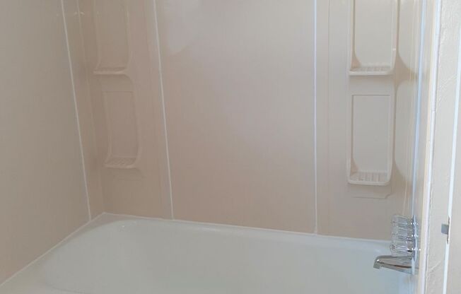 2 beds, 1 bath, 903 sqft, $1,140, Unit H-5