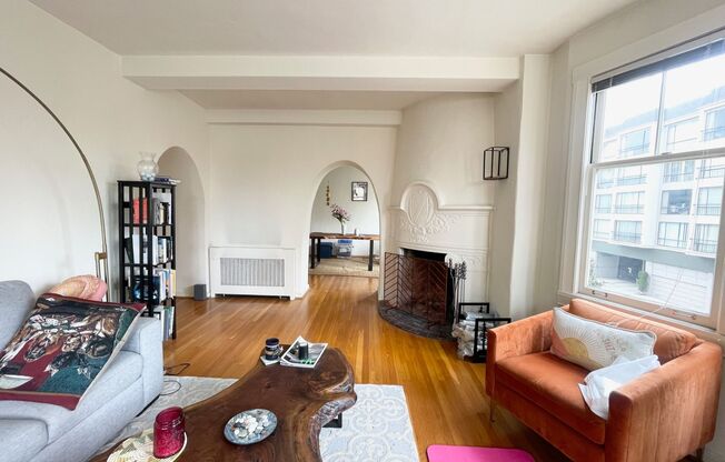 Pacific Heights: Unfurnished 2nd Floor Apt w/ Garage Parking & Shared Roof Deck