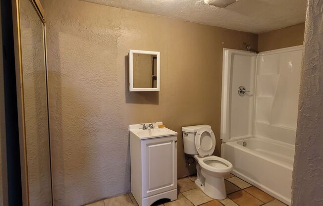 Cozy 2 Bed 2 Bath home located in the Heart of Las Cruces!