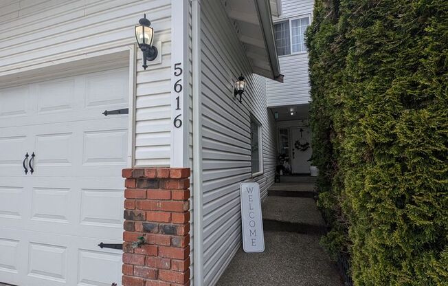 Mill Creek Townhome for Rent in June! Fully Updated, 3Bed/2.5 Bath, Fenced Patio, Parking & More!