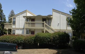 GREAT CENTRAL CONCORD LOCATION! 2 BED/2BATH, LARGE LIVING ROOM, WITH WASHER/DRYER IN UNIT!!