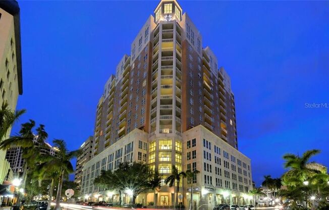 Annual UNfurnished 2/ 2 1/2 1350 Main St huge condo with wonderful Bay views in heart of downtown Sarasota