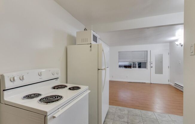 Studio, 1 bath, 300 sqft, $1,300, Unit 2