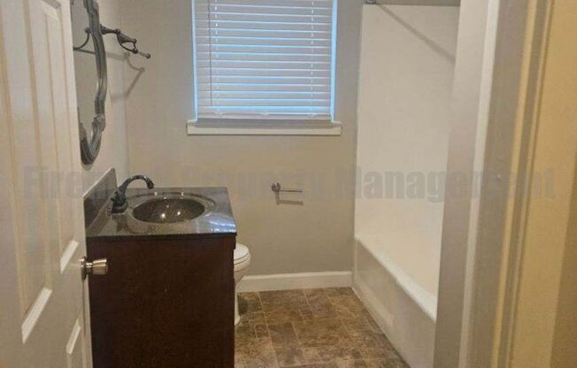 3 beds, 1 bath, 1,100 sqft, $1,595, Unit B