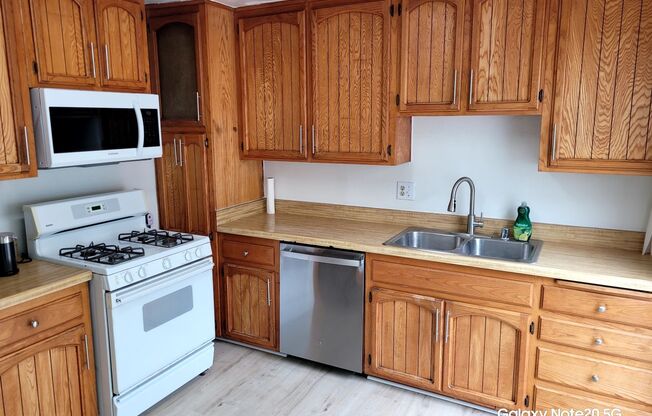 2 Minutes to the BEACH  2 Bedroom House!