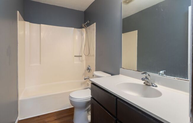 3 beds, 1 bath, $1,650, Unit 1432-2