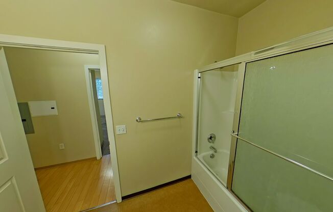 3 beds, 2 baths, 967 sqft, $2,400, Unit 402