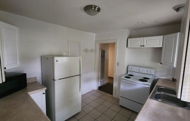 1 bed, 1 bath, $795, Unit # #D