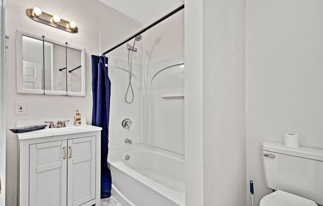 Stunning 2 bedroom home in Port Vue available August 1!