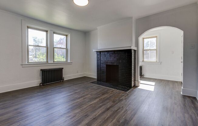 3 beds, 1 bath, $1,300, Unit (201 Locust)1st FLR Right