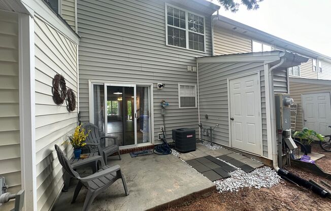 2 beds, 1.5 baths, $1,400