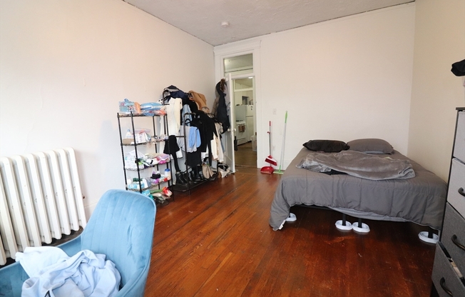 3 beds, 1 bath, $4,595, Unit 6