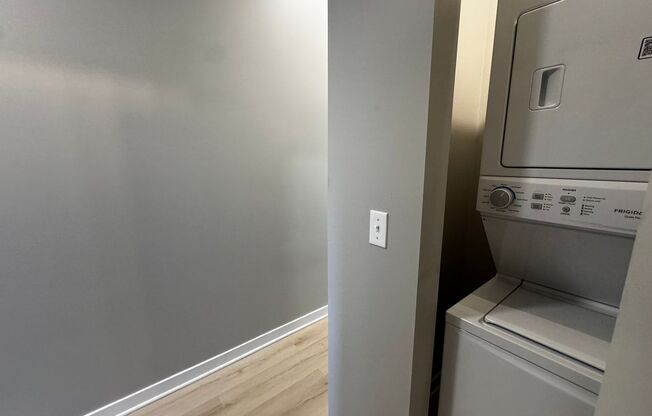 2 beds, 1 bath, $1,950, Unit 4007 #E
