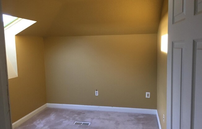 2 beds, 1 bath, 696 sqft, $1,800, Unit 1-21