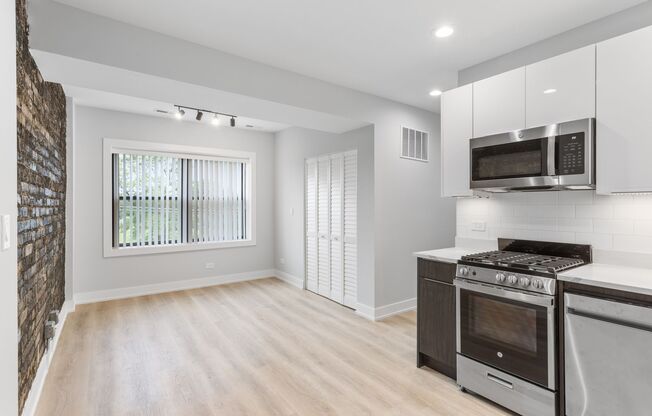 3 beds, 1 bath, 670 sqft, $1,995, Unit 1552.5-3H