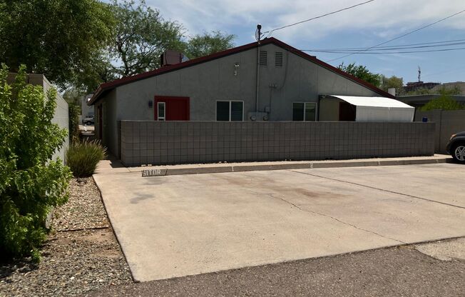 Beautifully Remodeled 2 bedroom, 1 Bath! Full Size washer and dryer!!