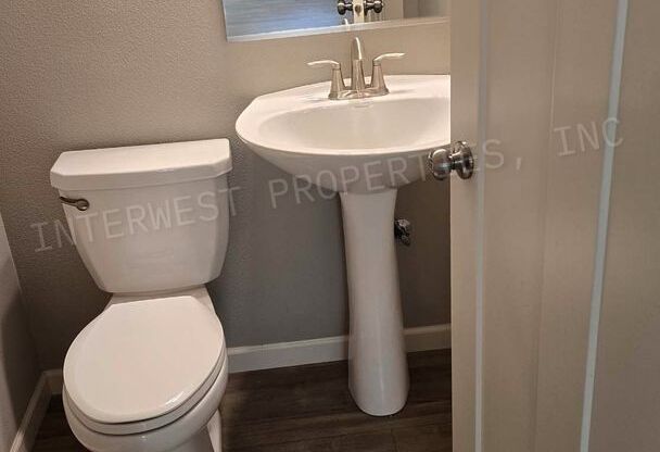 *1/2 OFF 1ST MONTH'S RENT*  Beautiful Newer Construction 3bd 2.5ba Townhouse in Ridgefield With 2 Car Garage, Fenced Backyard & Air Conditioning!