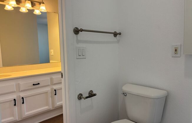 2 beds, 1 bath, 850 sqft, $2,760, Unit 1561M