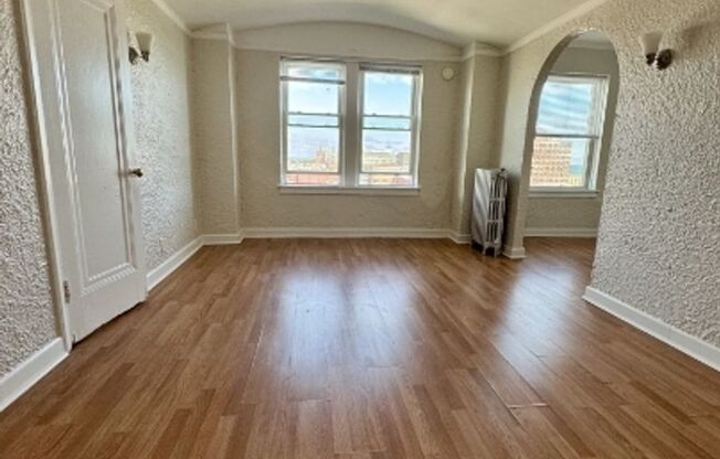 1061 W ROSEMONT