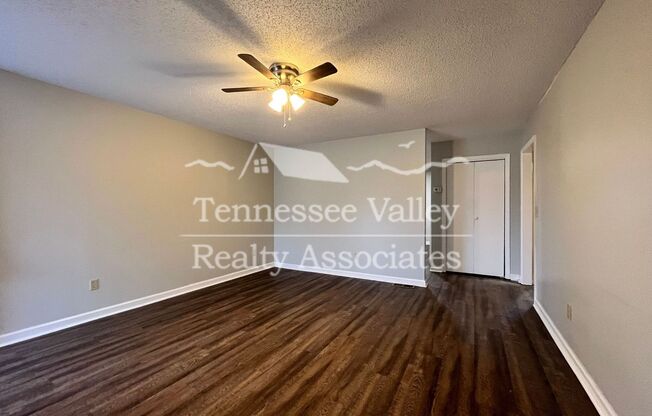 MOVE IN READY! 2 BED/1 BATH duplex in the heart of Lenoir City!