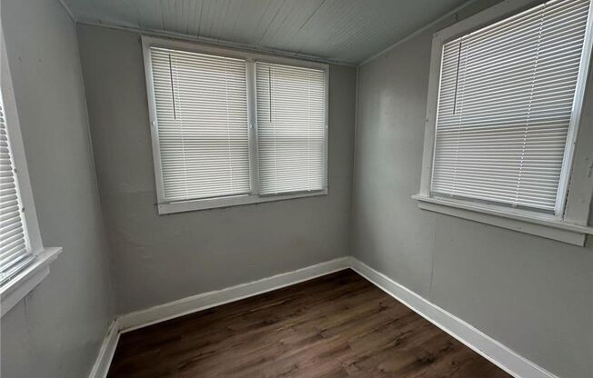2 beds, 1 bath, 888 sqft, $925, Unit Lindenwood Ave 4950-A