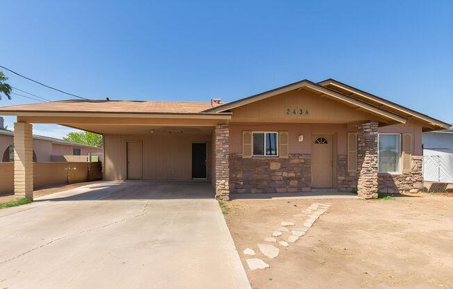 Stunning Renovated 3-Bedroom Gem with Huge Backyard at Prime Tempe Location!