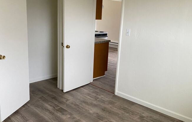 2 beds, 1 bath, $1,000, Unit B