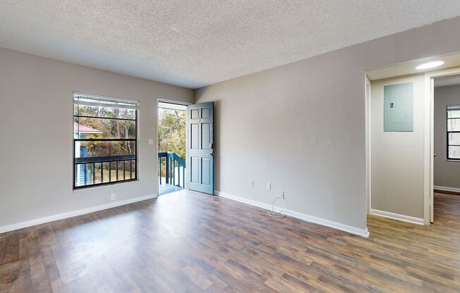 Renovated 2 Bedroom / 1 Bathroom Apartment