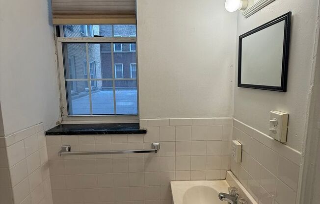 Studio, 1 bath, 315 sqft, $1,200, Unit New King Edward 1A4