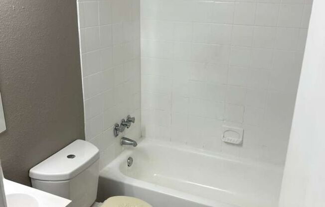 2 beds, 1 bath, $1,000, Unit 20