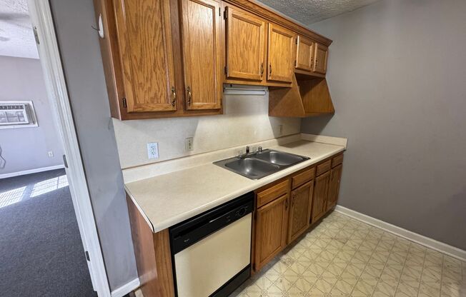 1 bed, 1 bath, 560 sqft, $715, Unit H61