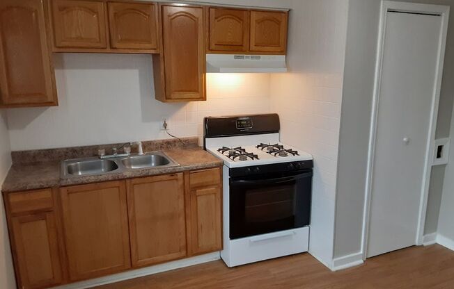 2 beds, 1 bath, 700 sqft, $850, Unit 5D