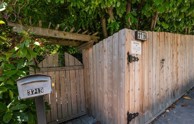 Ocean view 1 bedroom bottom floor unit close to Alki