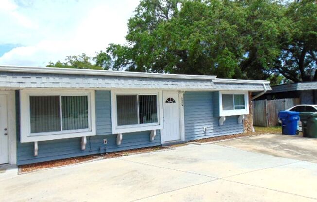 2 BR/1BA Victoria Park Duplex, Bright & Open Floor Plan in Largo, FL